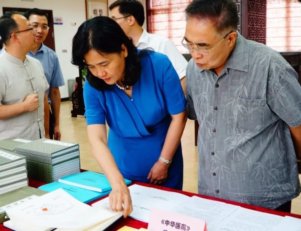 國家衛生健康委黨組成員、國家中醫藥管理局黨組書記余艷紅（前排左一）在中醫藥信息研究所調研中醫古籍相關工作